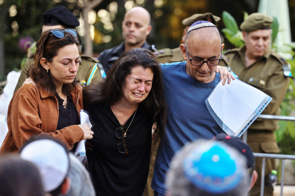 이스라엘 시민들이 9일 텔아비브에서 열린 장례식에 참석해 팔레스타인 무장정파 하마스로부터 기습 공격을 당해  사망한 이스라엘 군인을 애도하고 있다. 로이터연합뉴스