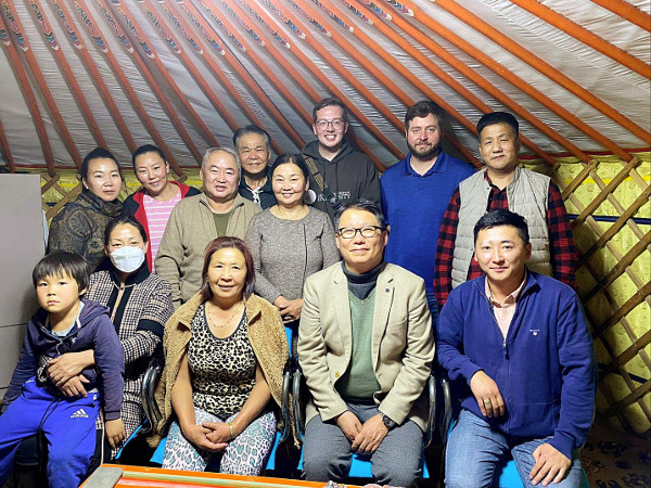 몽골 고비알타이 아이막의 교회 목회자들과 권 총장(앞줄 오른쪽 두 번째)이 함께한 모습. 권오문 총장 제공