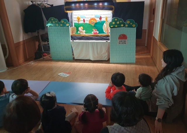 중앙성결교회 유아부 아이들이 이날 ‘누구나 감사할 수 있어요’란 제목의 인형극을 보며 예배드리고 있다. 중앙성결교회 제공