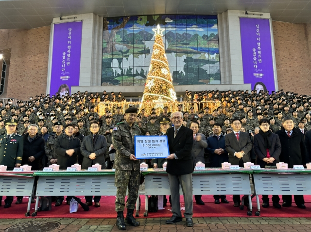 홍성개(오른쪽) MEAK 명예이사가 '희망 군 장병 성금' 300만원을 최장식 육군훈련소장에게 전달하고 있다.