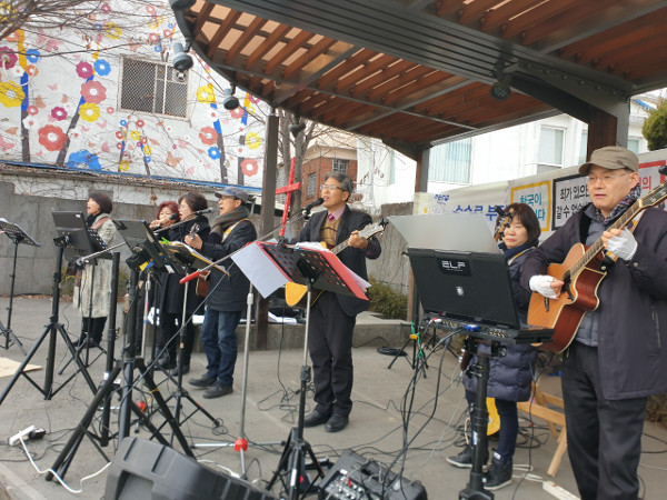 안양호(왼쪽 다섯 번째) 위봉교회 목사가 지난 2022년 전북 전주 풍남문 광장에서 이승익(왼쪽 네 번째) 전주 우리교회 목사와 버스킹 공연을 하고 있다. 위봉교회 제공
