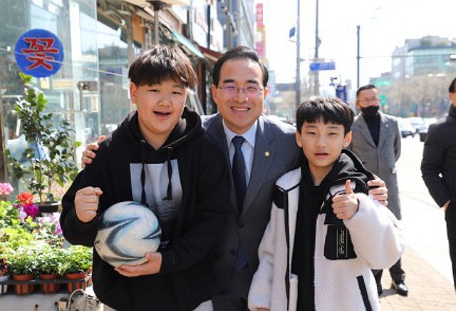 박 후보가 지난 9일 선거사무소 개소식 직후 지역 아이들과 사진촬영을 하는 모습. 박 후보 제공