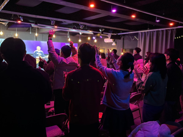 노크교회 청년들이 지난 10일 서울 영등포구 교회에서 열린 주일 예배에서 손을 든 채 찬양하고 있다. 박윤서 인턴기자