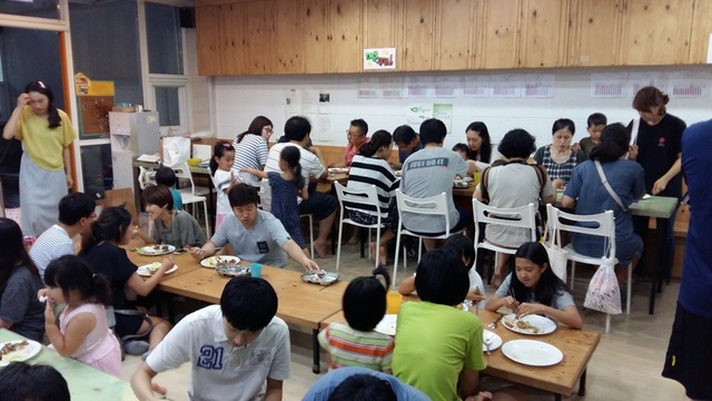서울 서대문구 하나의교회 교인들이 매주 수요일 공동주택에서 진행되는 공동식사 시간에 함께 모여 저녁식사를 하고 있다. 하나의교회 제공