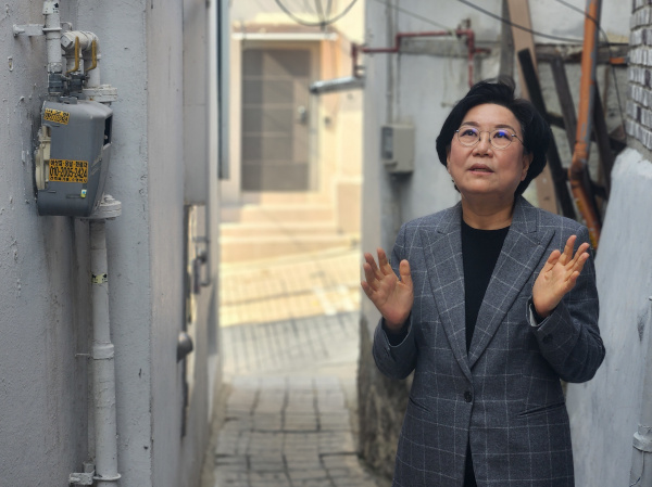 이혜훈 국민의힘 후보가 지난 15일 서울 중구의 한 골목에서 지역 주민들의 주거 환경을 설명하고 있다.