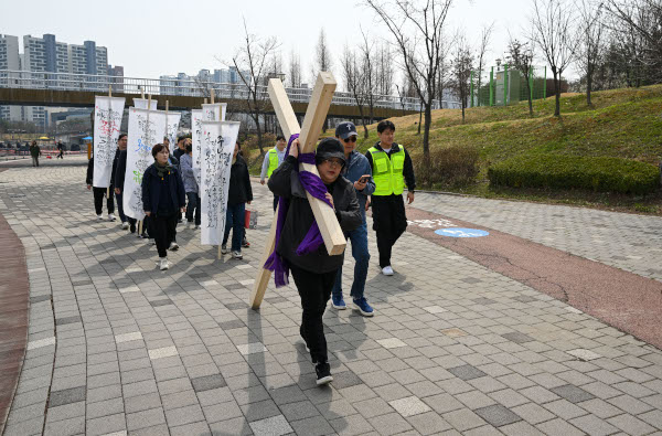 워십퍼스무브먼트가 주최한 ‘크로스 로드’ 참가자들이 27일 경기도 김포 일대에서 십자가를 메고 걸으며 예수 그리스도의 고난을 묵상하고 있다. 김포=신석현 포토그래퍼