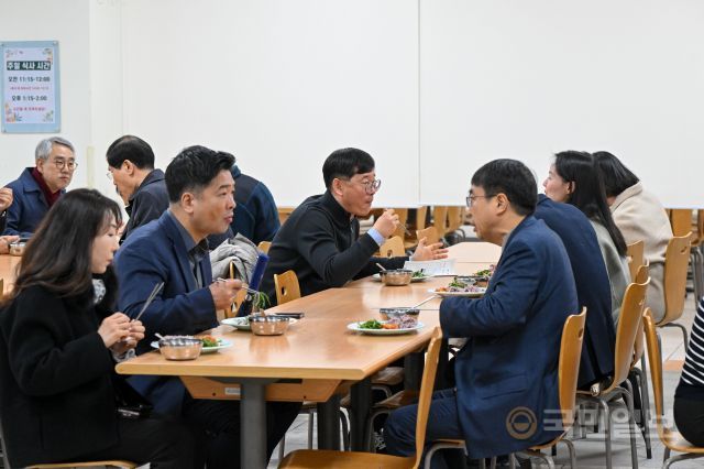 직장인들이 28일 서울 종로구 종교교회 지하1층 친교실에서 식사를 하며 담소를 나누고 있다. 신석현 포토그래퍼