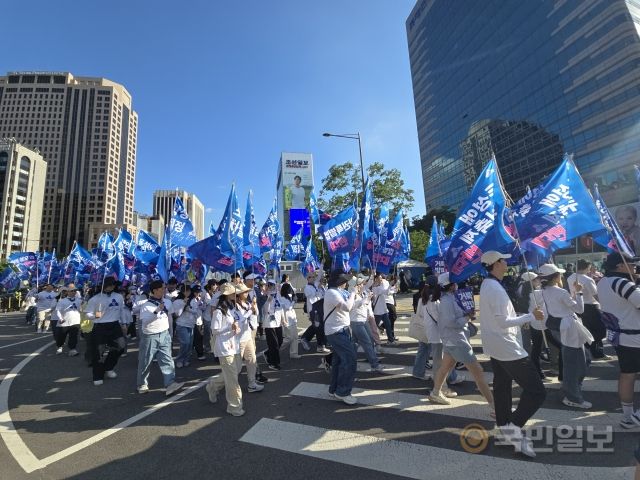 거룩한방파제 참가자들이 1일 서울 중구 광화문에서 행진을 하고 있다.