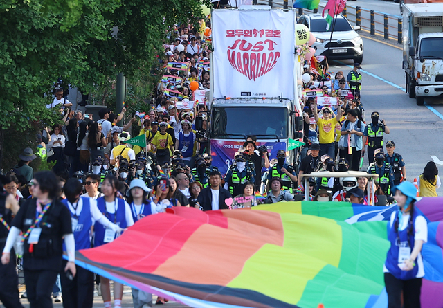 서울퀴어퍼레이드 참가자들이 1일 서울 종로구 종각역을 출발해 삼일대로를 지나 을지로 방면으로 행진하고 있다. 연합뉴스