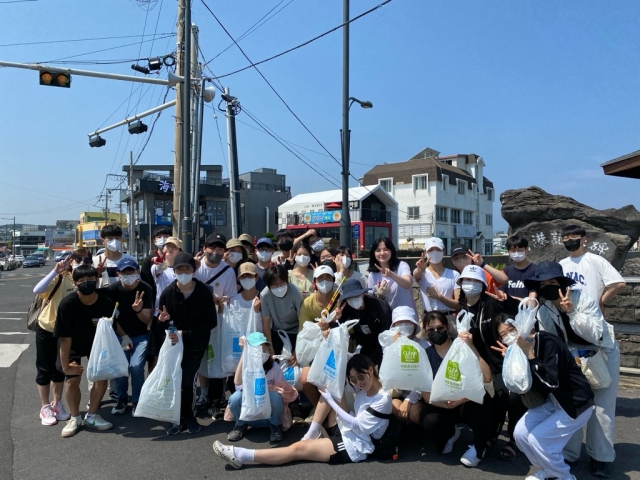 강유라씨가 기독대안학교 재학 중이던 2022년 제주도에서 친구들과 플로깅에 참여하고 있다. 강씨는 "학교 폭력이나 각종 위기에 노출된 아동을 위해 일하고 싶다"고 했다. 강유라씨 제공