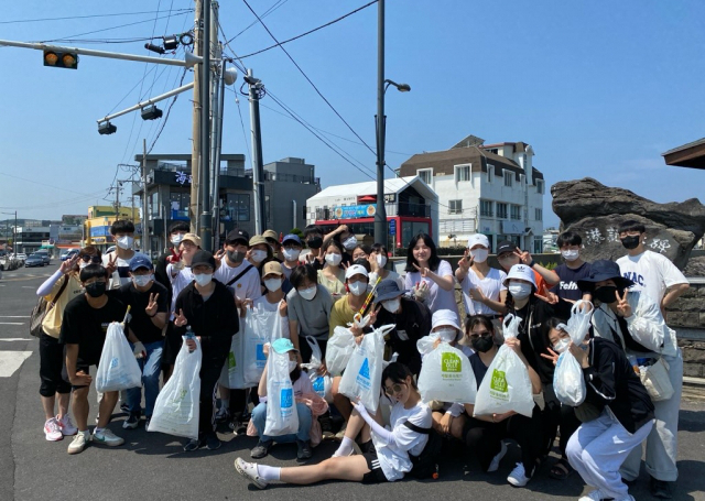기독대안학교인 은혜의동산기독교학교 재학생들이 2022년 제주도에서 쓰레기를 주우며 걷는 플로깅 행사 도중 기념촬영을 하고 있다. 강유라씨 제공
