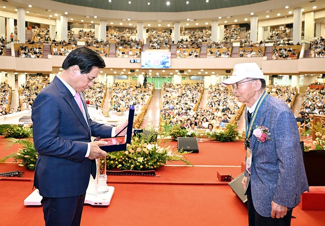 이영훈(왼쪽) 여의도순복음교회 목사가 앞서 교회에서 열린 '제74주년 6·25전쟁 참전용사 초청 기념 감사예배'에서 참전용사인 강윤희 성도에게 감사패를 전달하는 모습. 여의도순복음교회 제공