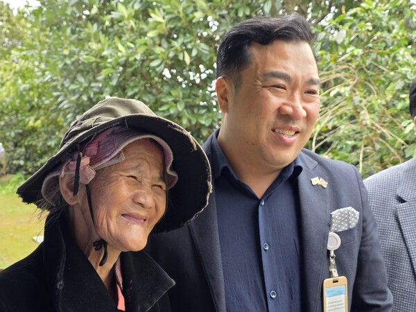 새로 건축한 새집을 선물받고 기뻐하는 독거어르신 성도와 김석환 선교사. 사진=김변호 목사.